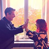 Johan Södergren och Ida Thorell gör en dubbel high five.