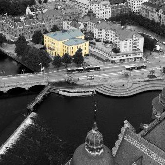 Svartvitt flygfoto över Örebro slott och Svartån. Örebro teater är markerad i gult.