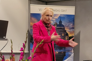 Charlotte Petri Gornitzka, GD på MSB, gestikulerar när hon pratar på konfrensen.