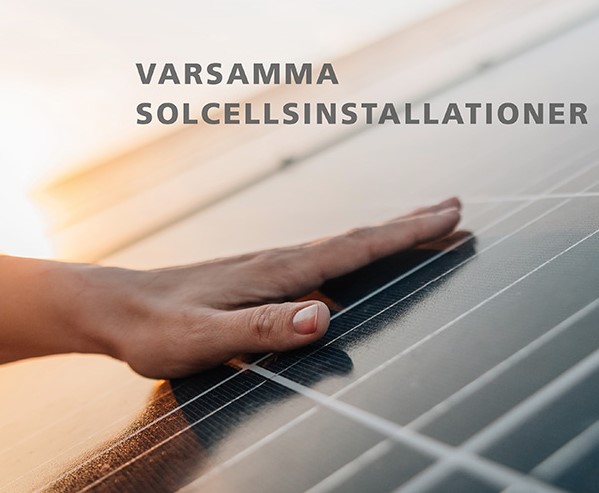 En hand stryker varsamt över en solpanel