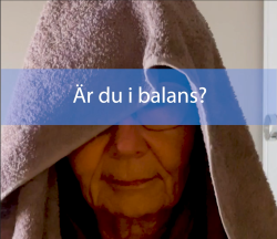 En äldre kvinna med en handduk över huvudet. Text i bilden: Är du i balans?