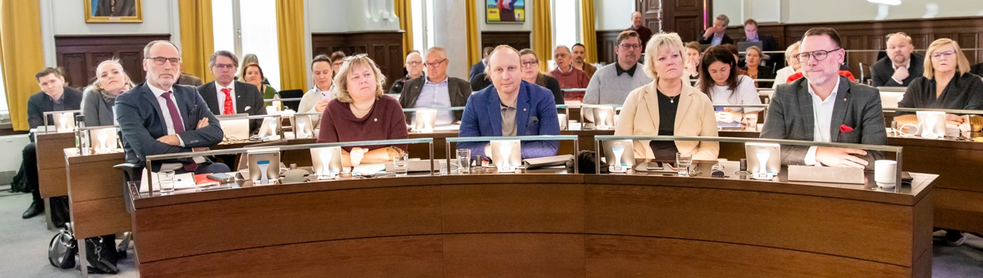 Regionfullmäktige sammanträder i rådhuset.