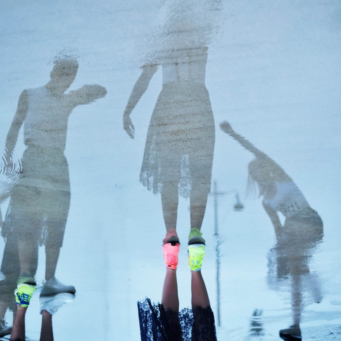 Dansare speglas i vatten. Foto: Jerry Eriksson
