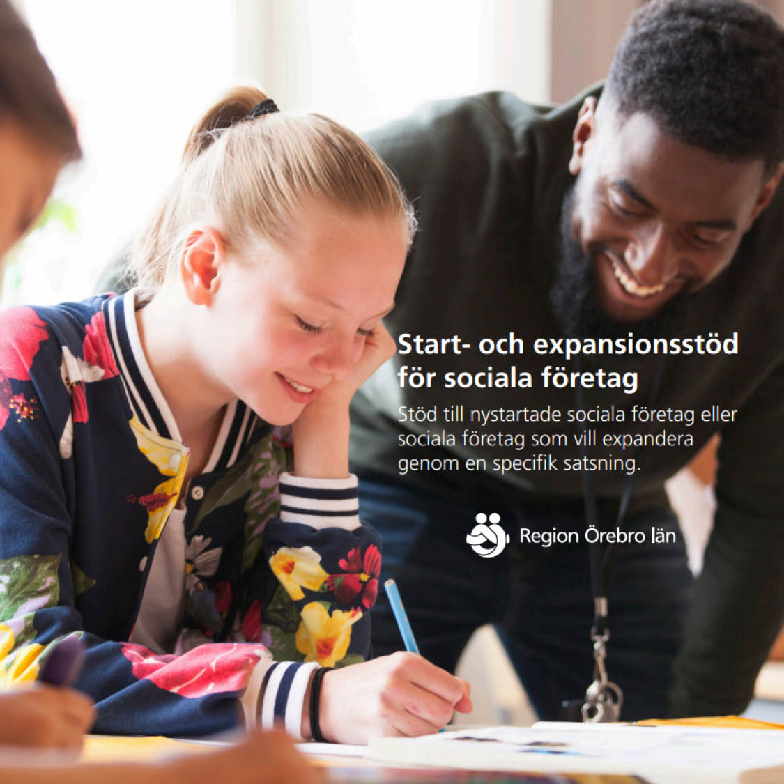 Unga människor skriver, text: Start- och expansionsstöd för sociala företag - stöd till nystartade sociala företag eller sociala företag som vill expandera genom en specifik satsning. Logga: Region Örebro län