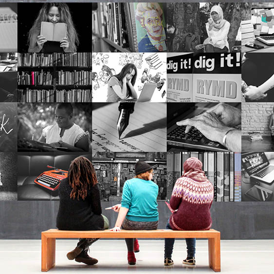 tre personer på bänk framför kollagevägg med bilder på litteratur, skrivande och läsning