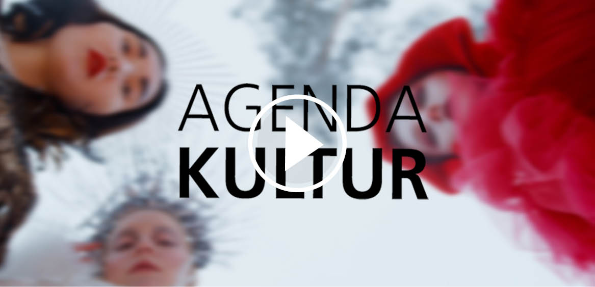 Tre kostymklädda kvinnor. Klicka på bilden för att spela filmklippet