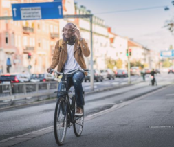 En man cyklar på cykelbanan längs Rudbecksgatan.