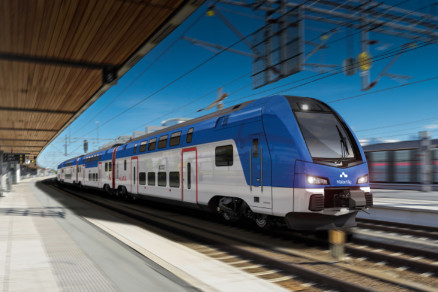 Mälartåg - nya blå-vita tågset - rullar förbi en perrong.