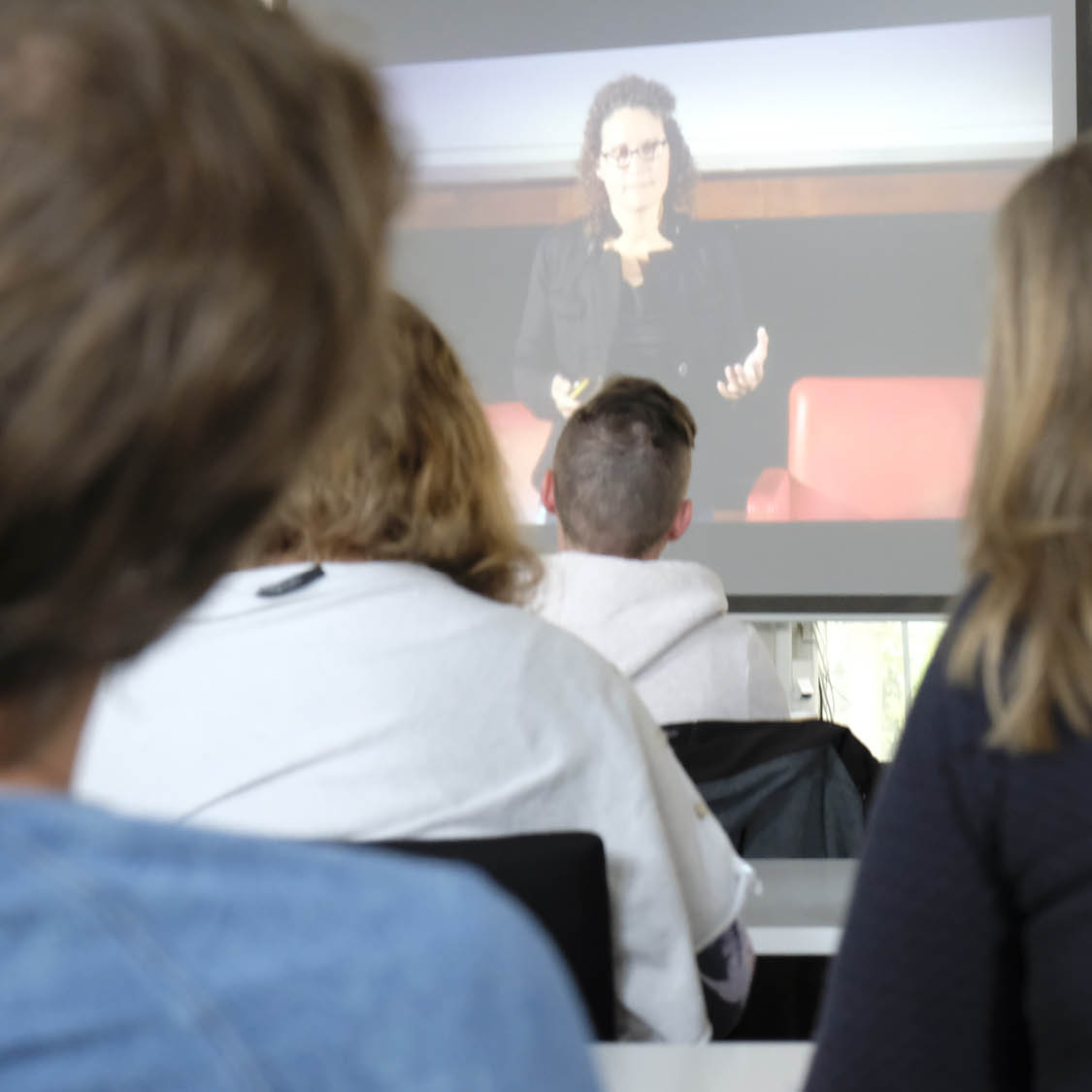 Konferensdeltagare lyssnar på digital föreläsning