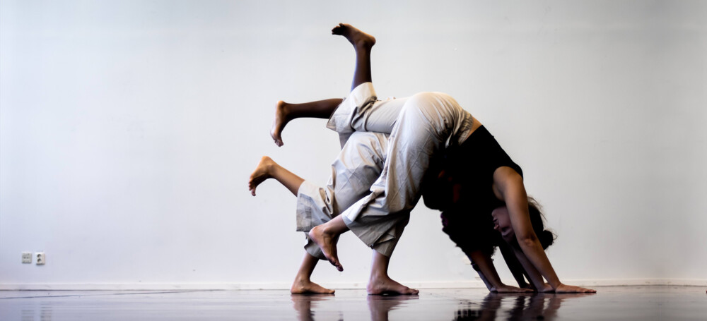 Petricore movement: tre dansare
